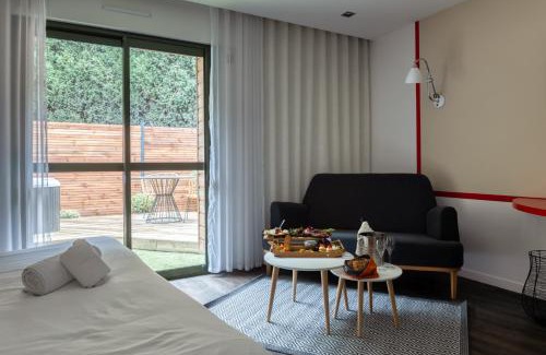 Avrille Hotel | Logis Domaine du Moulin Cavier