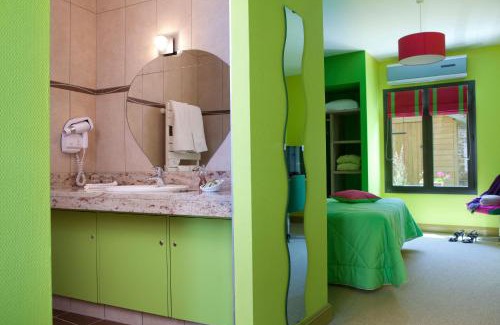 Oucques Hotel | Logis hôtel Ô en Couleur