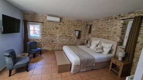 Suze-la-Rousse Hotel | Logis Hôtel La Bastide Saint Bach
