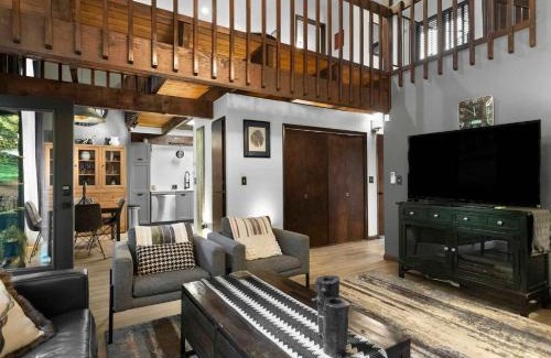 Rhododendron House | Lolowood Chalet - Modern cozy nature retreat dog friendly