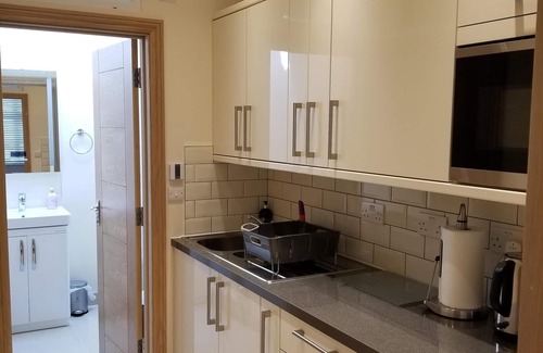 Cranbrook Apartment | London Luxury Studio Flat #4 Mayflower Apartment 1 min to Underground Sleeps 4