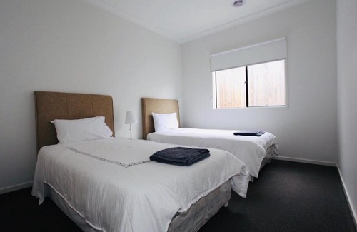 Narre Warren Villa | London Park Resort