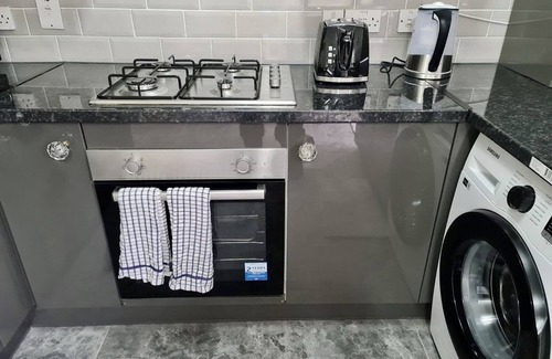 Thamesmead House | London - Sleeps 4 - Parking - Garden - Petfriendly