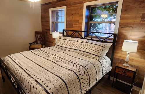 Whispering Pines Cabin | Lone Star Lodge in Whispering Pines w/Mountain View - Epic Pickleball Fun!n