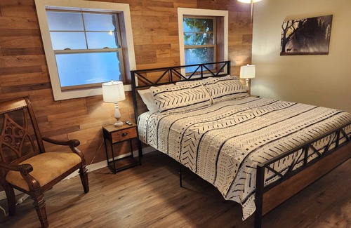 Whispering Pines Cabin | Lone Star Lodge in Whispering Pines w/Mountain View - Epic Pickleball Fun!n
