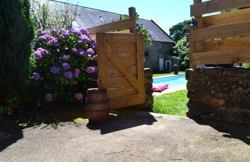 Pluguffan House | Longère entre mer et campagne avec piscine