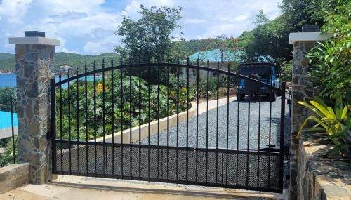 Estate Hansen Bay Villa | Long Bay Beach Villa - Beachfront Luxury Villa w Private Pool, Solar & Battery Backup