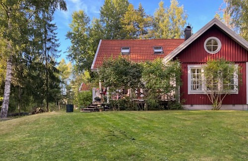 Laggarsvik House | Look forward to a relaxing vacation near the sea in this beautiful vacation home!