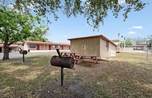 Beeville House | Look No Further! 2 Convenient Units, Free Parking, Pet-Friendly