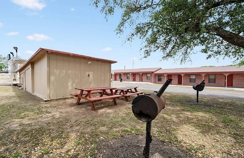 Beeville House | Look No Further! 2 Convenient Units, Free Parking, Pet-Friendly