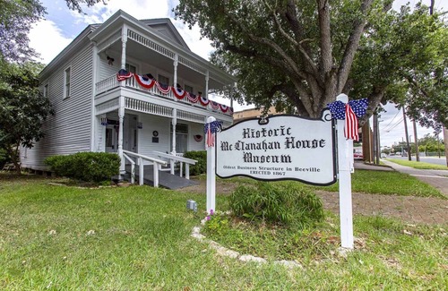 Beeville House | Look No Further! 2 Convenient Units, Free Parking, Pet-Friendly