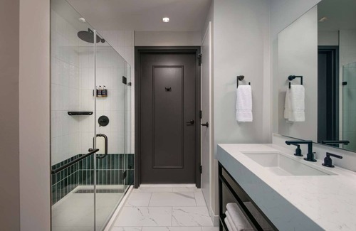 North Capitol Street Hotel | Look No More! TWO Spacious and Modern Units with City View, Pets are Allowed!