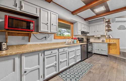 Lake Tomahawk House | Loon Landing | Quiet lakefront, sunroom, large yard, firepit, kayaks, Dogs OK