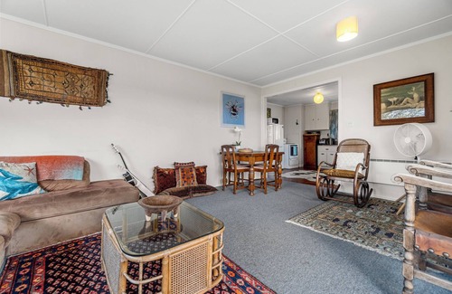 Raglan Cottage | Lorenzen Bay Bungalow - Raglan Holiday Home