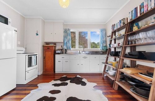 Raglan Cottage | Lorenzen Bay Bungalow - Raglan Holiday Home