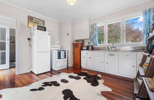 Raglan Cottage | Lorenzen Bay Bungalow - Raglan Holiday Home