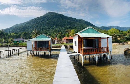 Ham Ninh Boat Rental | Lotus home, a sunrise overwater getaway