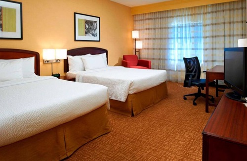 West Dundee Resort | Lounge by the Pool, FREE Parking, Quick Trip to Jelkes Creek Bird Sanctuary!