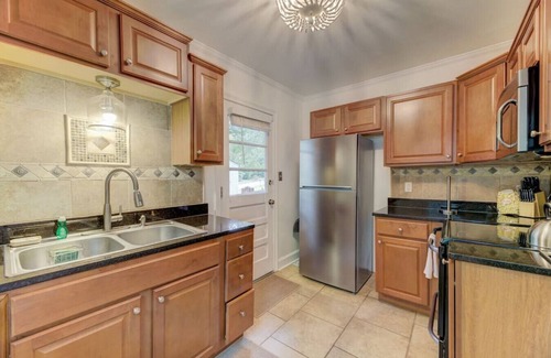 Earlewood House | Lounge On Lincoln | Pet Friendly | 3BR Sleeps 6