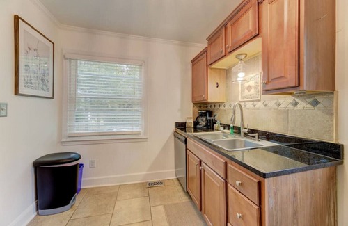 Earlewood House | Lounge On Lincoln | Pet Friendly | 3BR Sleeps 6