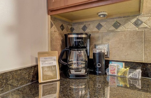 Earlewood House | Lounge On Lincoln | Pet Friendly | 3BR Sleeps 6