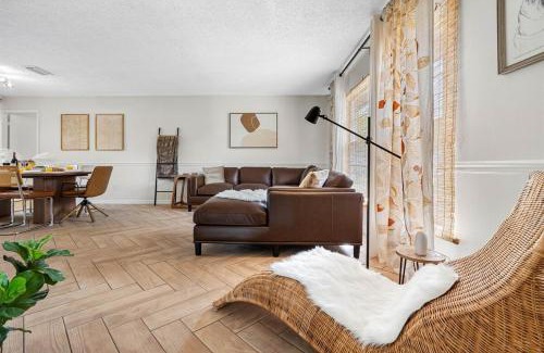 Lake Magdalene House | Lounge & Play in Chic North Tampa Home