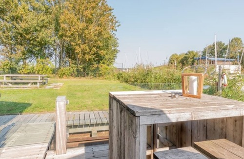 De Heen House | Lounging on the terrace or in one of the relaxchairs in the living room, lingering at the table near