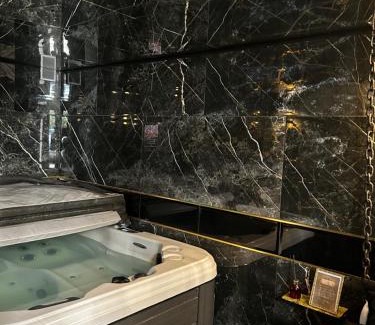 Residence Las Rebes Batiment Bed & Breakfast | Love room - versace