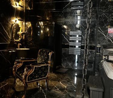 Residence Las Rebes Batiment Bed & Breakfast | Love room - versace
