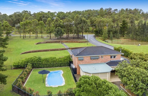 Lovedale House | Lovedale Escape n5 Bed, K bed, Firepit, pet friendly, playground, mini fb field