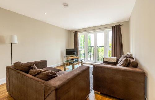 Stanwell Apartment | Lovely 2-Bed, 2-Bath Apt 5 Mins from Heathrow