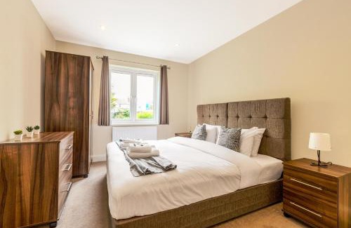 Stanwell Apartment | Lovely 2-Bed, 2-Bath Apt 5 Mins from Heathrow