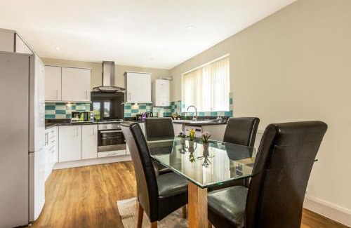 Stanwell Apartment | Lovely 2-Bed, 2-Bath Apt 5 Mins from Heathrow
