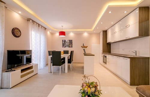 Skaljari Apartment | Lovely 2-bedroom apartment with free parking