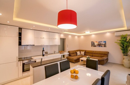 Skaljari Apartment | Lovely 2-bedroom apartment with free parking