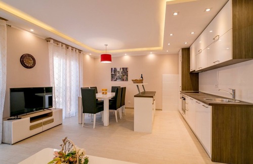 Skaljari Apartment | Lovely 2-bedroom apartment with free parking