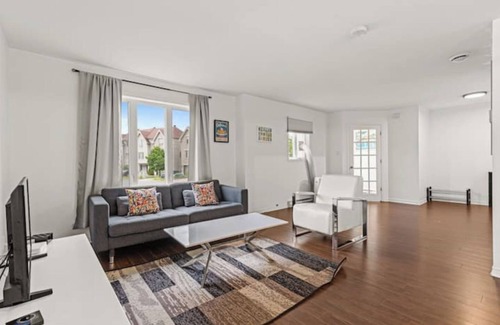 Brossard Apartment | Lovely 2-bedroom Apt. in DIX30 close to DT