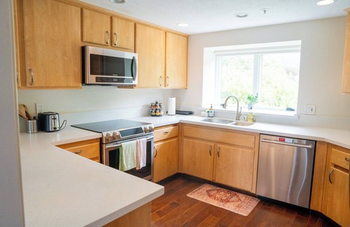 Edgemar - Pacific Manor Condo | Lovely 2-bedroom condo in beautiful Pacifica , WiFi, Garage and Ocean View