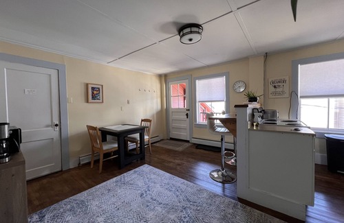 Johnson Apartment | Lovely 2bdrm Apt Close to Stowe, Smugglers Notch & Jay Peak!