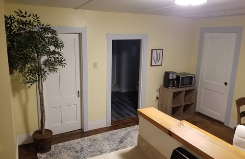 Johnson Apartment | Lovely 2bdrm Apt Close to Stowe, Smugglers Notch & Jay Peak!