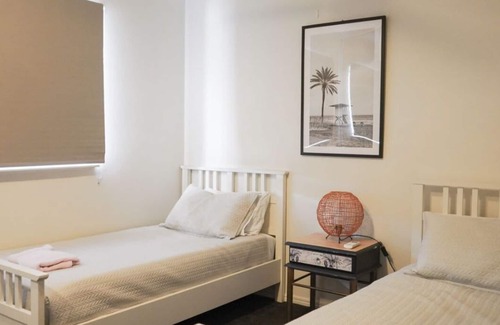 West End Apartment | Lovely 2Bed aprtmnt POOL|Lake Water Views