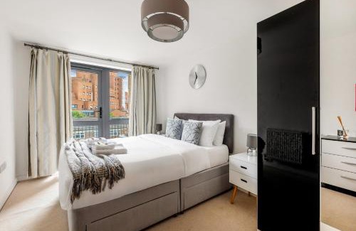 Shadwell Apartment | Lovely 2BR Flat with Balcony in Zone 2