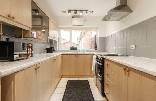 Ellesmere Port House | Lovely 3 Bed Home in Ellesmere Port - With Parking