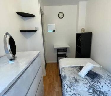 Newham Apartment | lovely 4 bedroom 2 bathroom home
