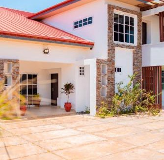 Hanya House | Lovely 4 Bedroom Solar Powered House with CCTV and Unlimited WiFi near Devtraco Court Community 25 Tema