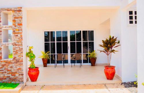 Hanya House | Lovely 4 Bedroom Solar Powered House with CCTV and Unlimited WiFi near Devtraco Court Community 25 Tema