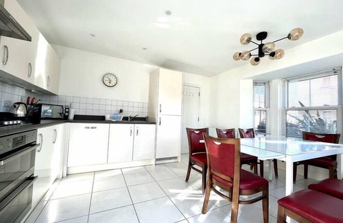 Bicester House | Lovely 4 doubled bedroomed townhouse in Bicester