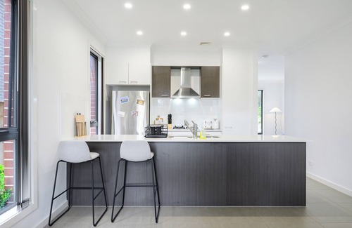 Austral House | Lovely 4BR Austral Retreat Close to Station For 10 Guests