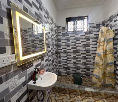 Nopendaw House | Lovely 5-Bed House Getaway Duplex in Accra