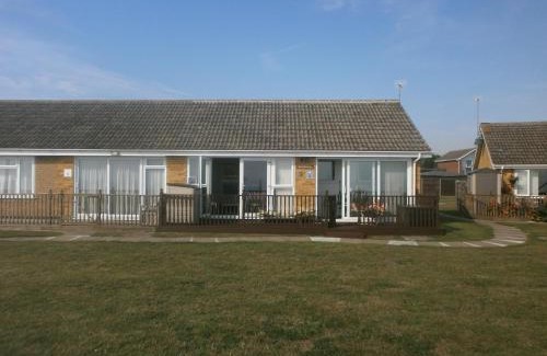 Corton House | Lovely 5 Berth Bungalow At Waterside Village Park In Corton Ref 14006W